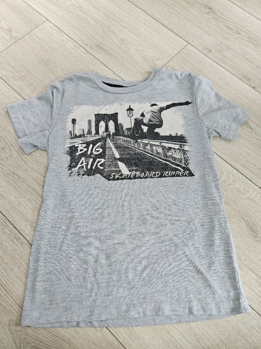 Boys Grey Skateboarding Graphic T-Shirt Size 8 Big Air Skateboard Ripper Tee